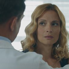 Adela (Lívia Bielovič) pred Adnrejom (Ján Koleník) tají bolestivú vec. Chce, aby pri ňom Richard (Filip Tůma) stál.