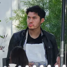 Čerstvý otecko Henry Golding