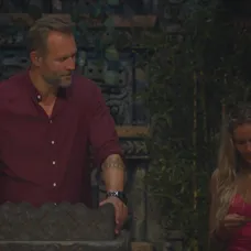 Kristina prekvapila Janu na kmeňovej rade, keď jej venovala skrytú výhodu. Jana tak mohla vziať jednému členovi hlas a hlasovať dvakrát. Hlas zobrala Radkovi.
