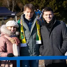 Jakub Švec ako Mišo s rodičmi v seriáli Svätý Max