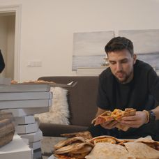 Hanka a Vašek si po návrate z ostrova naplánovali malú párty.