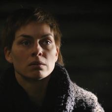 Laco skrížil cestu Astrid, ktorá po ňom vystrelila.