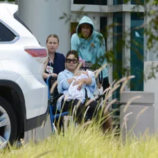 Vanessu Hudgens s bábätkom prepustili z nemocnice