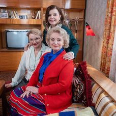 Dámska jazda v Sľube - Lenka a Barbora sa chystajú na ples, Mária, Zita a Magda majú vlastnú párty