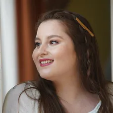 Elcin Afacan ako Melek v Láske na prenájom