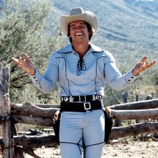 Arnold Schwarzenegger ako kovboj Handsome Stranger vo westernovej komédii The Villain z roku 1979.