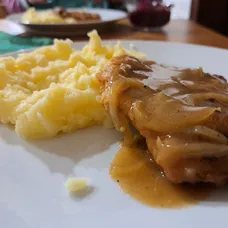 Obrátený rezeň so zemiakovou kašou