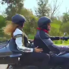 Mario Cimarro a Bronislava Gregušová na motorke v Paraguaji