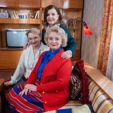 Dámska jazda v Sľube - Lenka a Barbora sa chystajú na ples, Mária, Zita a Magda majú vlastnú párty