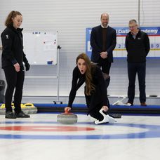 Princ William a princezná Kate si zahrali curling