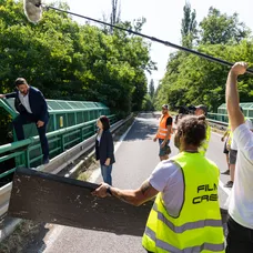 Nakrúcanie scény v seriáli Zrada, keď chcel Jakub (Milan Ondrík) skočiť z mosta, sprevádzali prísne bezpečnostné opatrenia.