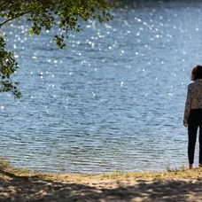 Nakrúcanie scény, keď Eva (Klára Issová) skončila pod hladinou jazera.