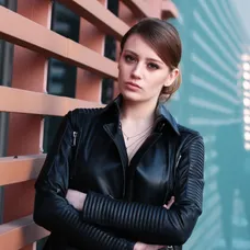 Gizem Karaca ako komisárka Mercan v Nekonečnej láske