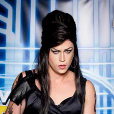 Dárius Koči ako Amy Winehouse
