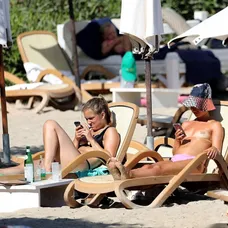 Lady Amelia Windsor hore bez na pláži.