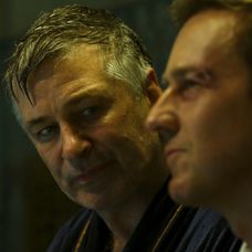 Edward Norton a Willem Defoe vo filme Sirota Brooklyn (Motherless Brooklyn)