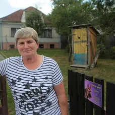 Helena Makišová pred hlavnou turistickou atrakciou Novej Lehoty
