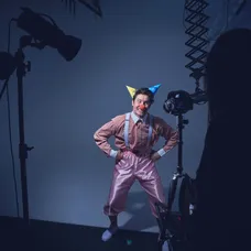 Tony vo svojom novom klipe Chlapci sú chlapci