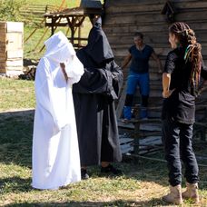 Na Farmu prišli dve zamaskované osoby