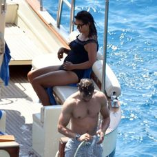 Jamie Dornan na lodi smanželkou Ameliou Warner. 