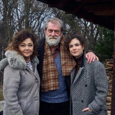 Dagmar Sanitrová, Michal Ďuriš a Paula Lopatovská v seriáli Sľub