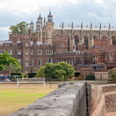 Princ George nastúpil na Eton College.