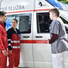 Lacko požiada Emu o ruku