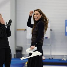Princ William a princezná Kate si zahrali curling