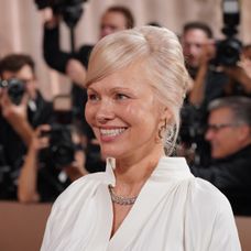 Pamela Anderson prekvapila na Zlatých glóbusoch