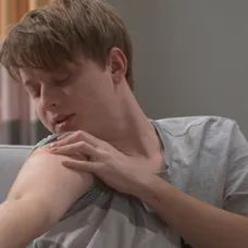 Dominik to preženie s alkoholom a nepamätá si, čo urobil.
