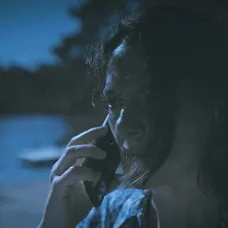 Eva sa rozhodne utopiť bolesť v jazere.