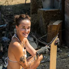 32. deň na Farme, príchod banditov