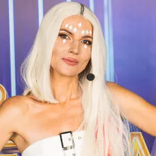 Viki Ráková ako Ava Max