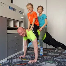 Moderátori radia, ako cvičiť doma