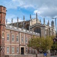 Princ George nastúpil na Eton College.