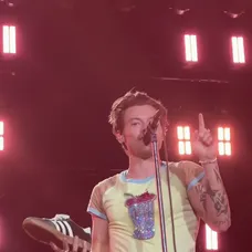 Harry Styles sa počas koncertu napil z tenisky