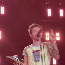 Harry Styles sa počas koncertu napil z tenisky