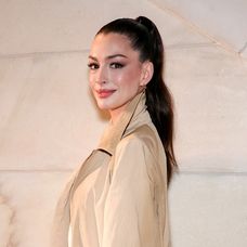 Anne Hathaway pôsobí v cope moderne a upravene. 