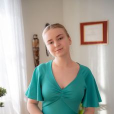 Sľub - Táňa vyzerá v plesových šatách, ktoré jej kúpil otec, nádherne