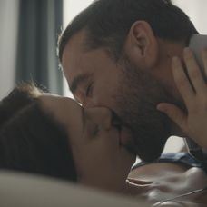 Milan Ondrík a Klára Issová v prvej epizóde seriálu Zrada.