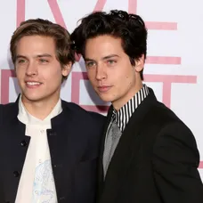 Lili a Cole na červenom koberci.