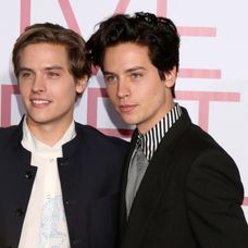 Lili a Cole na červenom koberci.