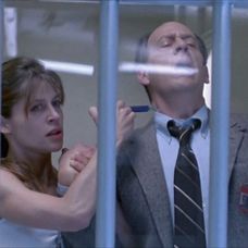 Linda Hamilton a Earl Boen vo filme Terminátor 2: Deň zúčtovania.