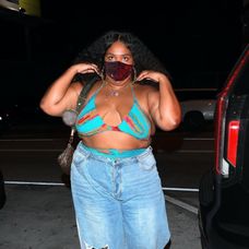 Lizzo nemá problém ísť do reštaurácie oblečená v plavkovej podprsenke.