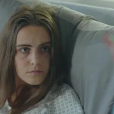 Andrej (Ján Koleník) zistil, že skleróza multiplex Júliinho (Sarah Arató) brata sa nezhoršuje.