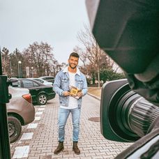 Vratko Sirági ako rozhlasoví spíker v Oteckoch.