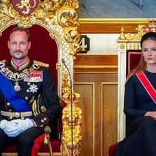 Nórsky kráľ Haakon VIII. zložil prísahu. Kráľovná chýbala