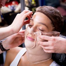 Jasmina Alagič v maskérni. 