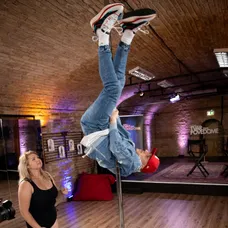 Tanec pri tyči si vyskúšal aj choreograf Miňo Kereš.