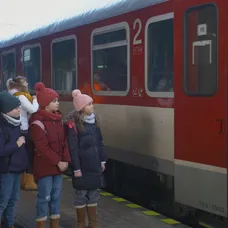Deti sa prišli s Edom rozlúčiť na stanicu.
